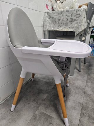 Trona de bebé blanca con patas de madera