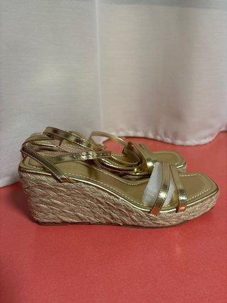 Sandalias doradas cuña esparto
