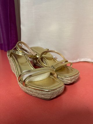 Sandalias doradas cuña esparto