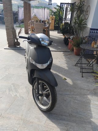 Peugeot Tweet 125 Negra