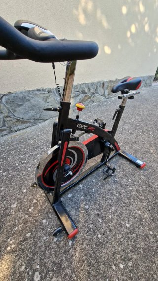 Bicicleta Spinning GetFit Negra y Roja