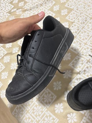 Zapatillas deportivas negras.
