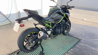 Kawasaki Z900 Negra y Verde