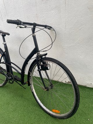Bicicleta de paseo negra customizada