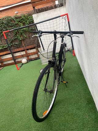 Bicicleta de paseo negra customizada