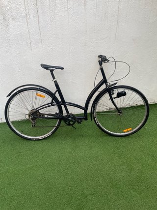 Bicicleta de paseo negra customizada