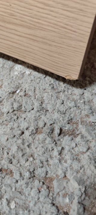 Cabecero de cama de madera con diseño ondulado