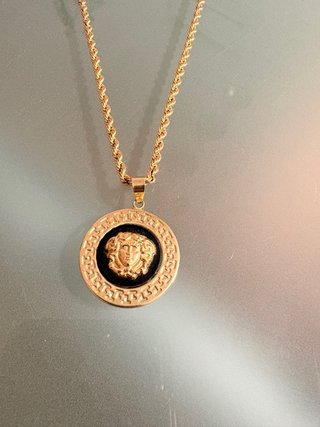 Cadena de oro 18k con colgante Medusa Peso 9.4 g