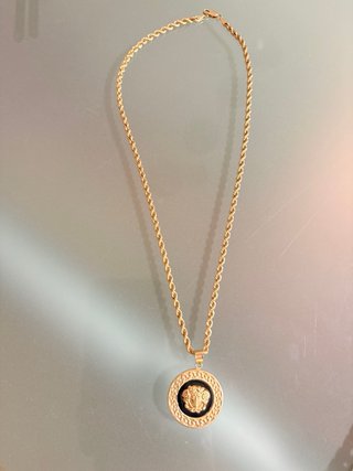 Cadena de oro 18k con colgante Medusa Peso 9.4 g