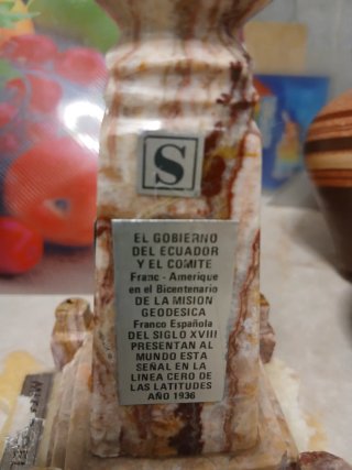 Monumento  del Ecuador de la Tierra. Y tres peanas