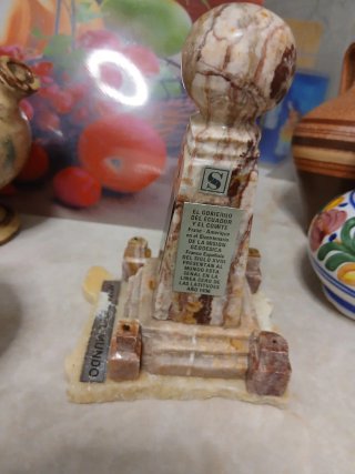 Monumento  del Ecuador de la Tierra. Y tres peanas