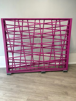 Biombo separador de madera con ruedas magenta