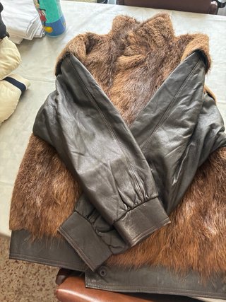 Chaqueta de pelo y cuero marrón