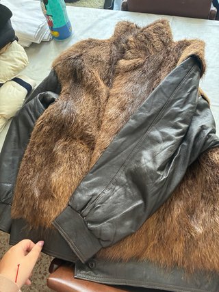 Chaqueta de pelo y cuero marrón