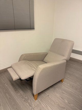 Butaca reclinable Kibuc beige tela