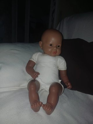 Muñeca bebé realista. Cuerpo de tela.