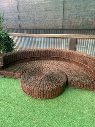 Sofá curvo y mesa ratona exterior rattan natural