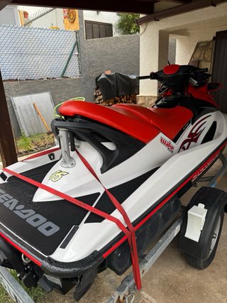 Moto de agua Sea-Doo GTX roja y blanca