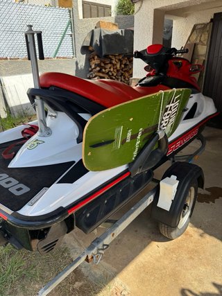 Moto de agua Sea-Doo GTX roja y blanca