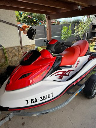 Moto de agua Sea-Doo GTX roja y blanca