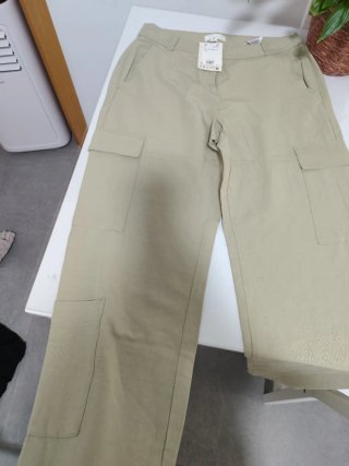Pantalón H&M cargo beige talla 38