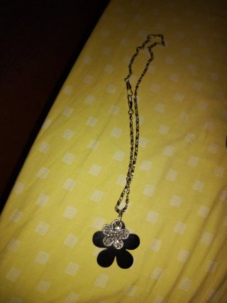 Collar flor negra con brillantes plateados
