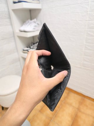 Cartera de piel negra