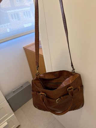 Bolso de piel marrón con textura cocodrilo