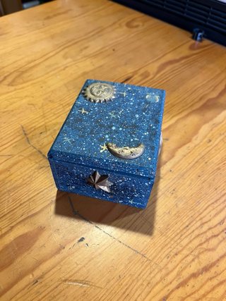 Caja pequeña de madera decorativa azul con luna y