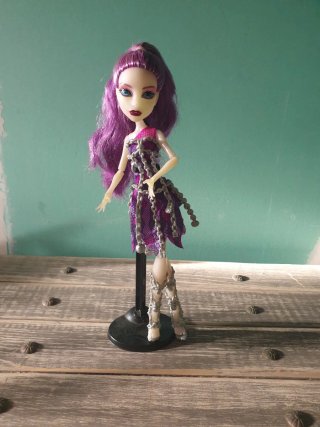 Muñeca de moda morada