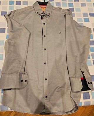 Camisa gris Alejandro Sánchez