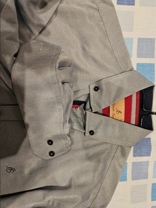 Camisa gris Alejandro Sánchez