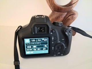 Canon EOS 4000D con objetivo kit