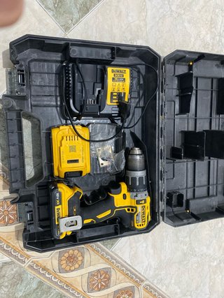 Atornillador DeWalt 18V XR con cargador y baterías