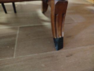 Mesa de comedor de madera abatible.