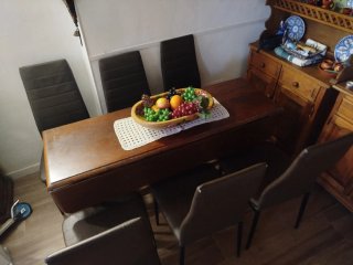 Mesa de comedor de madera abatible.