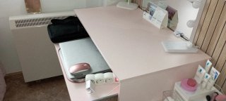 Escritorio rosa con bandeja para portátil