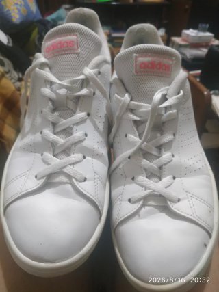 Tenis Adidas Blancos con Detalles Rosas