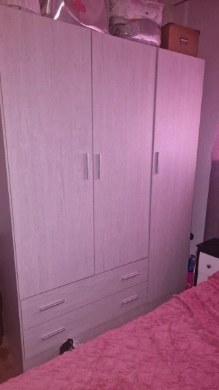 Armario gris blanco Base de cama y colchon