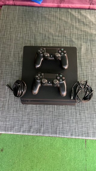 PS4 (PlayStation 4) con 2 mandos y juegos