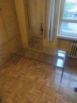 Mesa de diseño para centro de cristal templado.