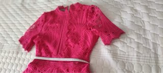 Vestido midi encaje fucsia elegante