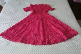Vestido midi encaje fucsia elegante