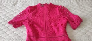 Vestido midi encaje fucsia elegante