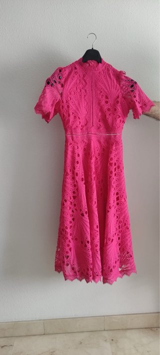 Vestido midi encaje fucsia elegante