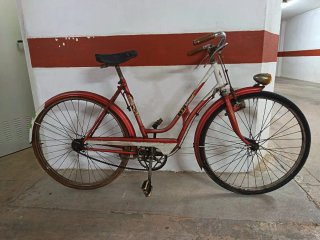 Bicicleta antigua roja