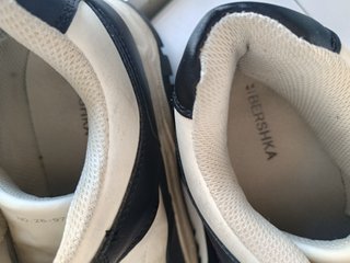 Zapatillas Bershka Talla 44 Negras y Blancas