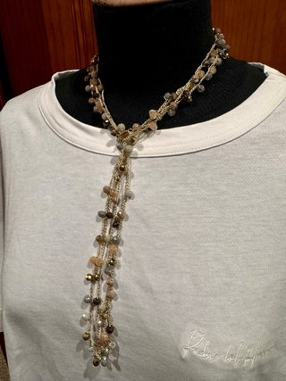 Collar mil vueltas tonos neutros