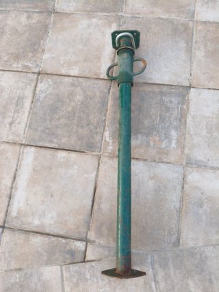 Puntal de construcción metálico verde