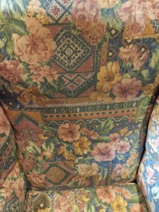 Sillón orejero de tela estampado floral
